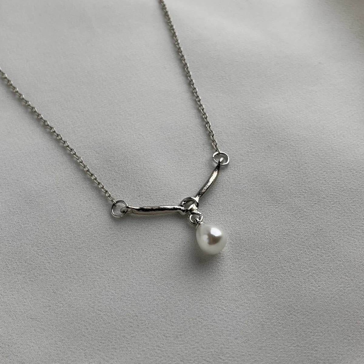 Jenmore Minimalist Pearl Drop Curved Bar Chain Necklace